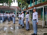 SEMANGAT BARU HARI SENIN : UPACARA BENDERA KINI DILENGKAPI DENGAN IKRAR PELAJAR DAN LAGU RUKUN SAMA TEMAN